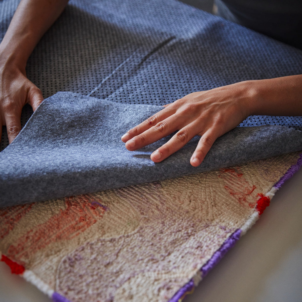 Non-slip secondary tufting cloth